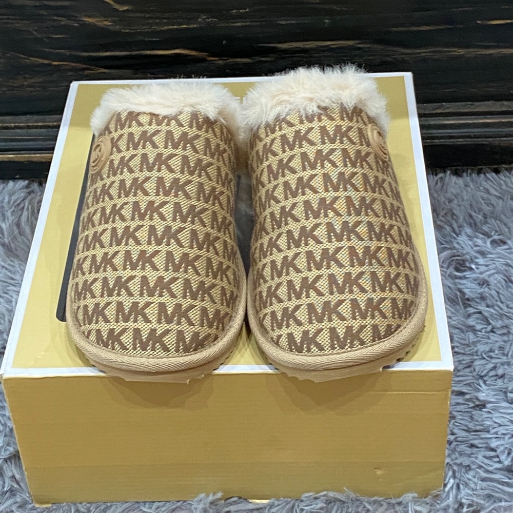 Michael Kors Janis faux fur slippers. - Picture 3 of 9